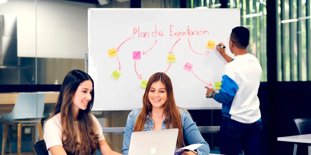 Estudiantes de negocios internacionales en el campus de la Javeriana Cali Estudiantes de negocios internacionales en el campus de la Javeriana Cali