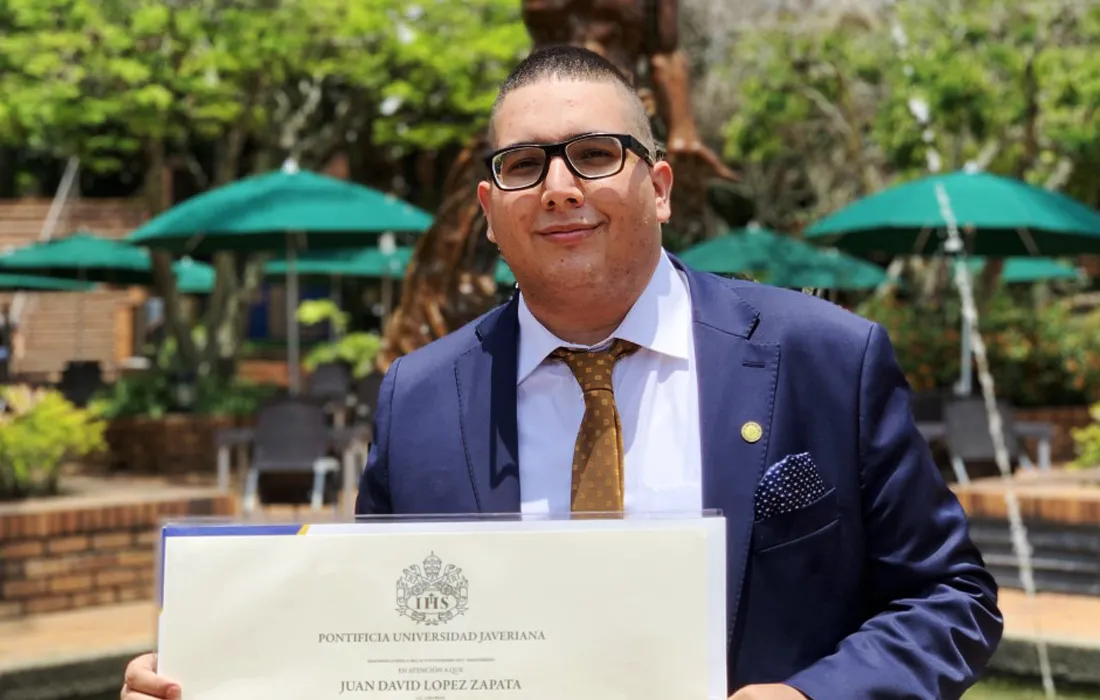 “Aquí empecé a ver que el trabajo duro sí paga, que hacer las cosas bien sí paga”, Juan David López, egresado de Derecho “Aquí empecé a ver que el trabajo duro sí paga, que hacer las cosas bien sí paga”, Juan David López, egresado de Derecho