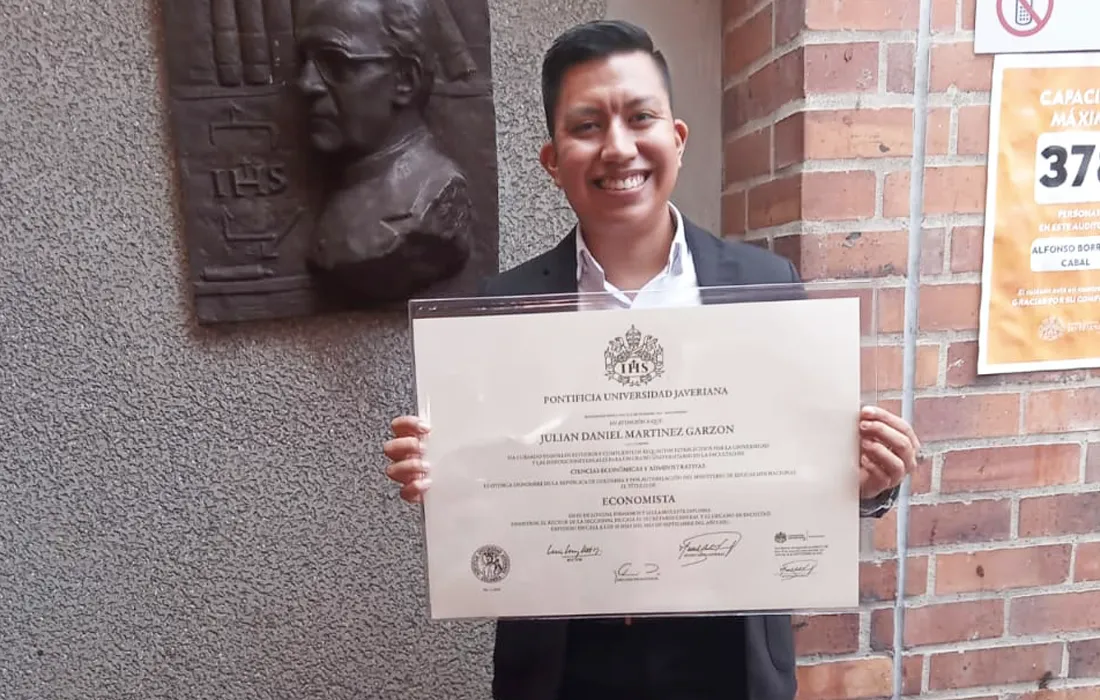 “Cuando los sueños son grandes, no hay nada que detenga a un alma motivada y decidida”, Julián Martínez, egresado de Economía “Cuando los sueños son grandes, no hay nada que detenga a un alma motivada y decidida”, Julián Martínez, egresado de Economía