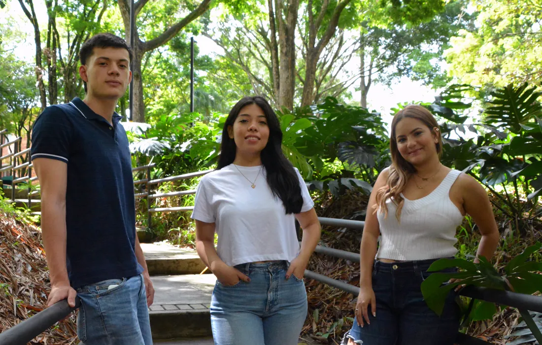 Tres estudiantes de Samuel, María Camila y Luisa María, los estudiantes de Negocios Internacionales que harán doble titulación con la Université Catholique de Lille, Francia