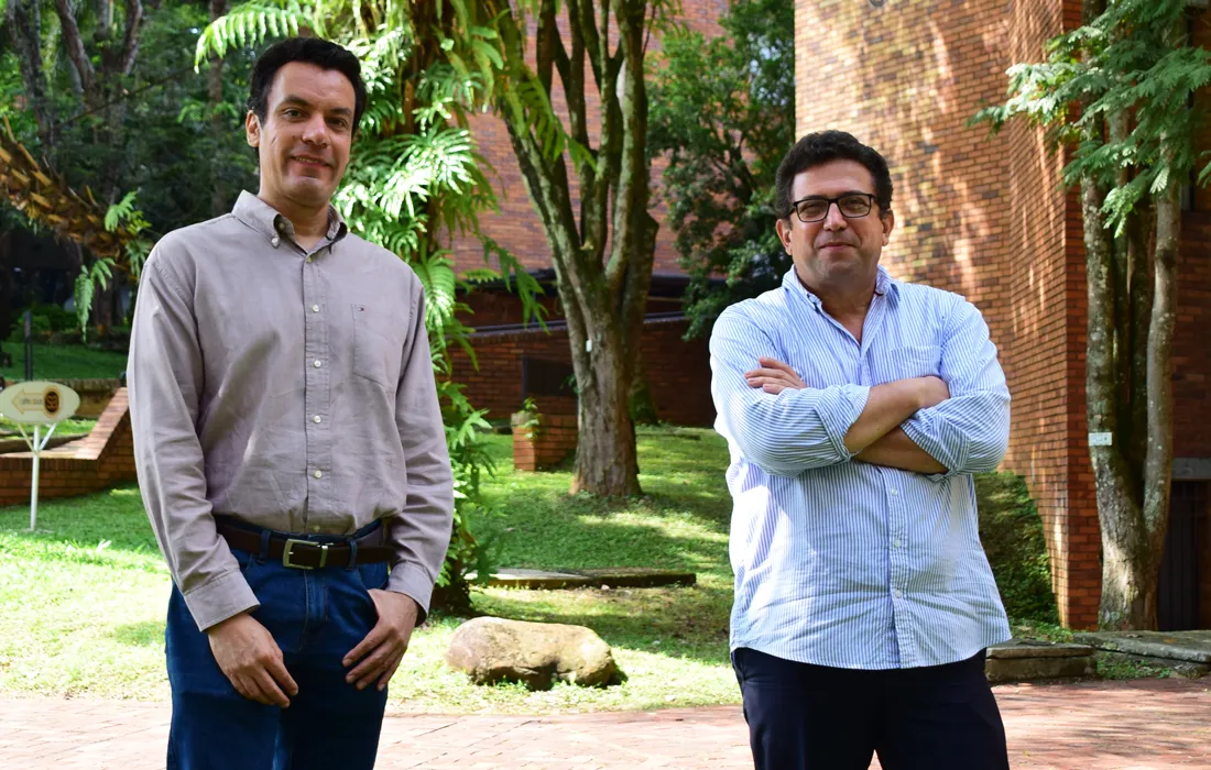 Andrés Navarro y Juan Carlos Martínez, profesores de la Javeriana Cali que lidera proyecto de tecnología al servicio de niños sensorialmente diversos