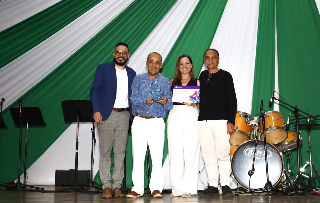 Tatiana Rojas, del Departamento de Ciencias Sociales, Fernando Arboleda y Diego Bermúdez, del Departamento de Arte, Arquitectura y Diseño, ganadores del Premio CIDESCO a la Innovación Universitaria en la categoría Innovación para el aprendizaje con el proyecto Colores por la vida. Los acompaña Camilo Lezcano Director de CIDESCO. Tatiana Rojas, del Departamento de Ciencias Sociales, Fernando Arboleda y Diego Bermúdez, del Departamento de Arte, Arquitectura y Diseño, ganadores del Premio CIDESCO a la Innovación Universitaria en la categoría Innovación para el aprendizaje con el proyecto Colores por la vida. Los acompaña Camilo Lezcano Director de CIDESCO.