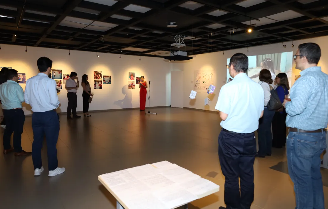 Donantes contemplando las obras de los becarios javerianos, realizadas en los talleres del Proyecto ARCA