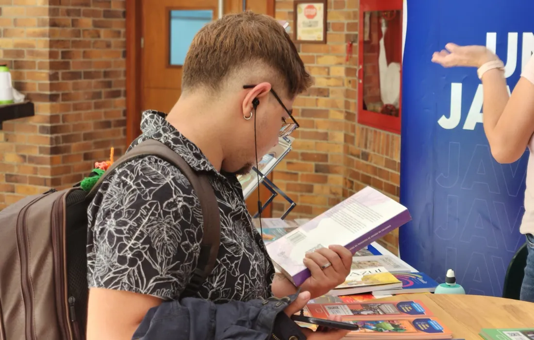 Estudiante leyendo uno de los libros, producto de las investigaciones que aportan a la construcción de paz Estudiante leyendo uno de los libros, producto de las investigaciones que aportan a la construcción de paz