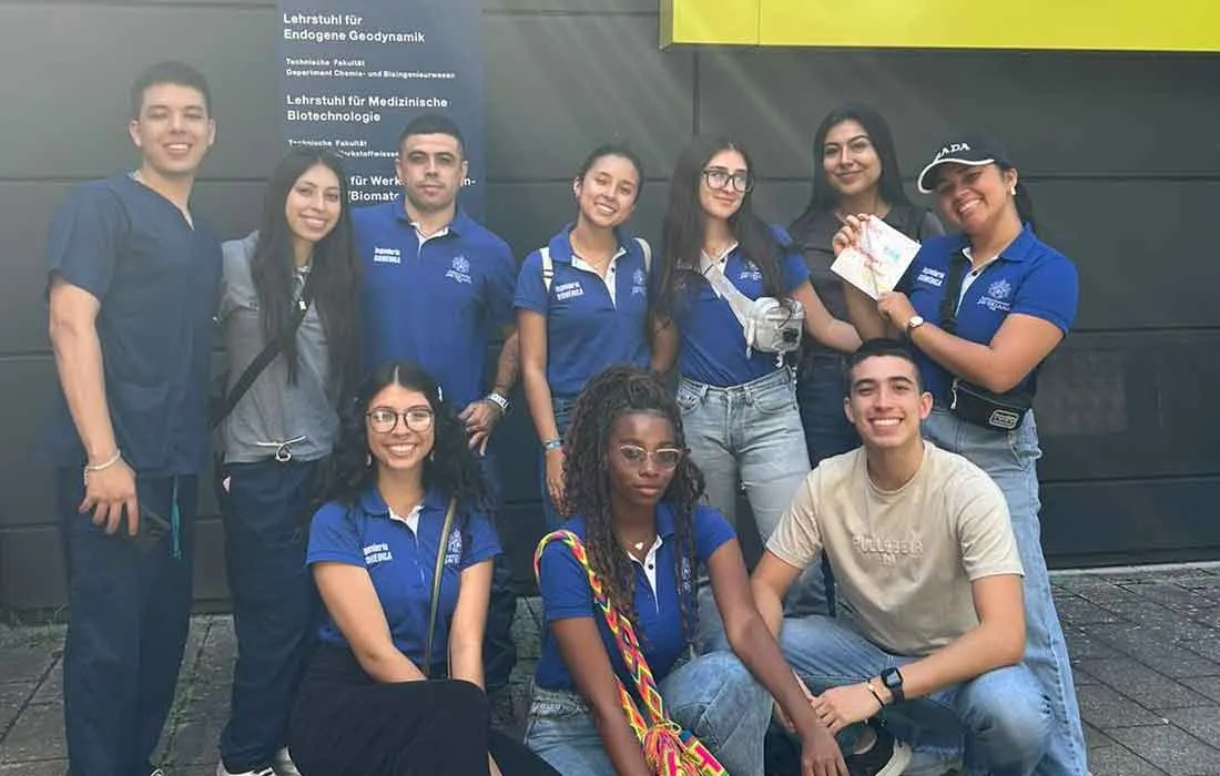 Nueve estudiantes de la carrera de Ingeniería Biomédica de la Universidad Javeriana Cali, acompañados por el director del programa, el profesor Hernán Darío Vargas Cardona, viajaron recientemente a la Friedrich-Alexander-Universität (FAU) en Erlangen, Alemania. Los estudiantes que participaron en esta visita fueron: Camilo Salazar Barney, Karolina María Otero Argel, Laura Isabel Ceballos Rivera, Lady Stefanía Bravo Guzmán, Michelle Stefany Ríos Ortiz, María José Garcés Galarza, Anny Victoria Bejarano Osorio, Karol Daniela Restrepo y Sebastián Pérez Ramírez. Nueve estudiantes de la carrera de Ingeniería Biomédica de la Universidad Javeriana Cali, acompañados por el director del programa, el profesor Hernán Darío Vargas Cardona, viajaron recientemente a la Friedrich-Alexander-Universität (FAU) en Erlangen, Alemania. Los estudiantes que participaron en esta visita fueron: Camilo Salazar Barney, Karolina María Otero Argel, Laura Isabel Ceballos Rivera, Lady Stefanía Bravo Guzmán, Michelle Stefany Ríos Ortiz, María José Garcés Galarza, Anny Victoria Bejarano Osorio
