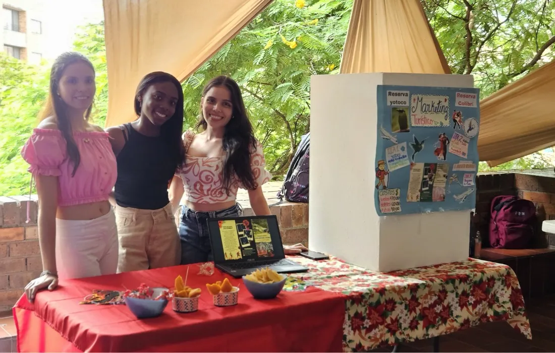 Estudiantes expositores Estudiantes expositores