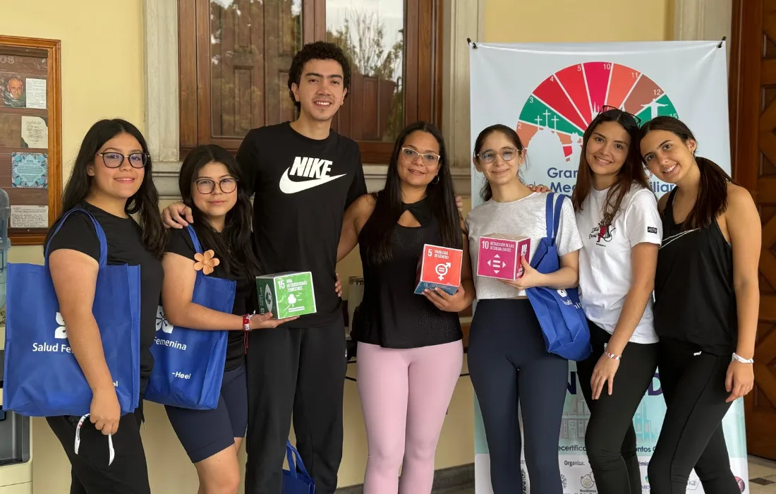María del Pilar Espinosa con sus alumnos María del Pilar Espinosa con sus alumnos