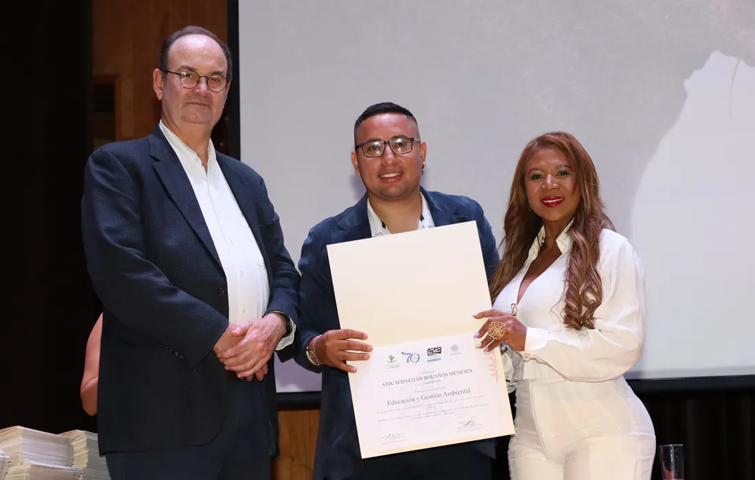 La Javeriana Cali clausura la tercera versión del Diplomado Tesos por el Ambiente con un emotivo reconocimiento a la CVC La Javeriana Cali clausura la tercera versión del Diplomado Tesos por el Ambiente con un emotivo reconocimiento a la CVC
