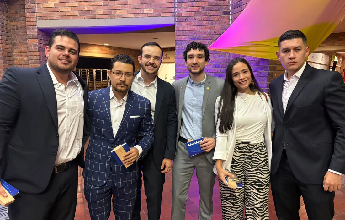 El campus de la Javeriana Cali fue el lugar escogido para reunir, el pasado 21 de noviembre, a varias generaciones de egresados del programa de Derecho, que se reencontraron para destacar la trayectoria de la carrera y recibir reconocimientos en agradecimiento al liderazgo, compromiso y trayectoria de las personas y entidades que han contribuido notablemente al desarrollo del programa.