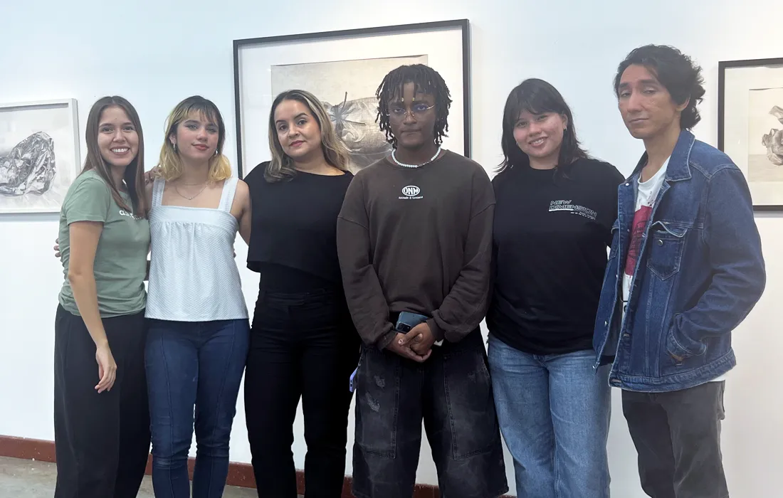 Estudiantes de Artes Visuales exploraron la memoria en la exposición 'Huellas entre lápiz y agua' Estudiantes de Artes Visuales exploraron la memoria en la exposición 'Huellas entre lápiz y agua'