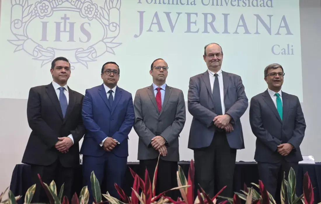 Decano de Ingeniería y Ciencias reconocimientos de la Santa Sede 