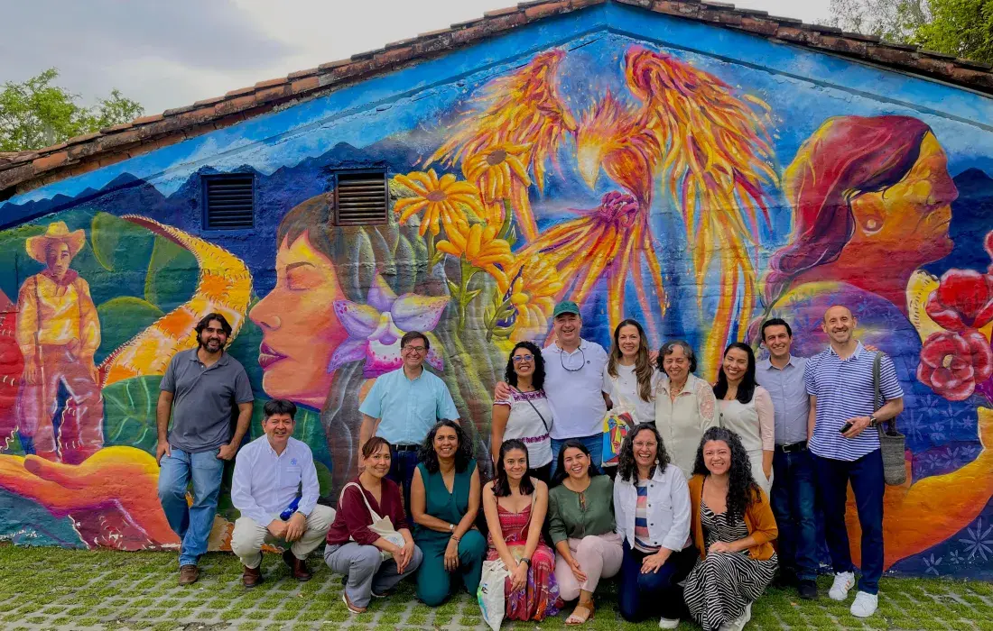 Una sola casa: El encuentro de las Vicerrectorías del Medio Universitario  Entre el 14 y el 17 de abril, la Universidad Javeriana vivió un encuentro que transformó la gestión en un acto de creación compartida. Lo que inició como una mesa técnica para trazar el horizonte del 2025 al 2030, se convirtió, bajo el liderazgo y la presencia de los padres Luis Alfonso Castellanos, S.J. y Juan Enrique Casas Rudbeck, S.J., en un diálogo profundo sobre nuestra identidad. En este espacio, las Vicerrectorías del Medio U