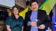 Gala de Egresados de Derecho fue un emotivo reencuentro de abogados javerianos El campus de la Javeriana Cali fue el lugar escogido para reunir, el pasado 21 de noviembre, a varias generaciones de egresados del programa de Derecho, que se reencontraron para destacar la trayectoria de la carrera y recibir reconocimientos en agradecimiento al liderazgo, compromiso y trayectoria de las personas y entidades que han contribuido notablemente al desarrollo del programa.