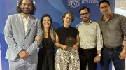 Gala de Egresados de Derecho fue un emotivo reencuentro de abogados javerianos El campus de la Javeriana Cali fue el lugar escogido para reunir, el pasado 21 de noviembre, a varias generaciones de egresados del programa de Derecho, que se reencontraron para destacar la trayectoria de la carrera y recibir reconocimientos en agradecimiento al liderazgo, compromiso y trayectoria de las personas y entidades que han contribuido notablemente al desarrollo del programa.