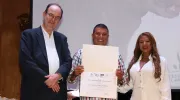 La Javeriana Cali clausura la tercera versión del Diplomado Tesos por el Ambiente con un emotivo reconocimiento a la CVC La Javeriana Cali clausura la tercera versión del Diplomado Tesos por el Ambiente con un emotivo reconocimiento a la CVC