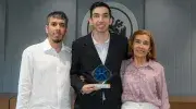 Santiago Valencia, estudiante de Derecho de la Javeriana Cali, acompañado por su hermano y su señora madre