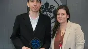 Santiago Valencia, estudiante de Derecho y Carolina Conde, Directora del Consultorio Jurídico de la Javeriana Cali