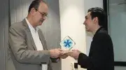 El padre Vicente Durán Casas, SJ, entrega a Santiago Valencia, estudiante de Derecho, el premio al Mejor estudiante de Consultorio Jurídico 2025