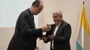 Padre de condecorado que se encuentra en intercambio, recibe condecoración Cruz San Pedro Claver de manos del rector Vicente Durán, SJ