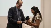 Estudiante recibe condecoración Cruz San Pedro Claver de manos del rector Vicente Durán, SJ