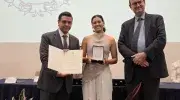 María Camila Caicedo condecorada con la Cruz San Pedro Claver junto al rector Vicente Durán, SJ y el secretario general Pablo R. Vernaza