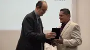 Padre de condecorado que se encuentra en intercambio, recibe condecoración Cruz San Pedro Claver de manos del rector Vicente Durán, SJ