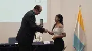 Estudiante recibe condecoración Cruz San Pedro Claver de manos del rector Vicente Durán, SJ