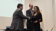 Tía de condecorado que se encuentra en intercambio, recibe condecoración Cruz San Pedro Claver de manos del rector Vicente Durán, SJ y del secretario general Pablo R. Vernaza