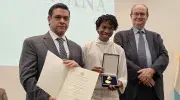 Brayan Córdoba, condecorado con la Cruz San Pedro Claver junto al rector Vicente Durán, SJ y el secretario general Pablo R. Vernaza