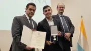 Santiago Prieto, condecorado con la Cruz San Pedro Claver junto al rector Vicente Durán, SJ y el secretario general Pablo R. Vernaza