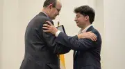 Estudiante recibe condecoración Cruz San Pedro Claver de manos del rector Vicente Durán, SJ