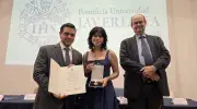 Isabel Sofia Adrada condecorada con la Cruz San Pedro Claver junto al rector Vicente Durán, SJ y el secretario general Pablo R. Vernaza