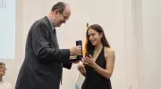 Estudiante recibe condecoración Cruz San Pedro Claver de manos del rector Vicente Durán, SJ