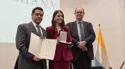 Estefanía Gallego, condecorada con la Cruz San Pedro Claver junto al rector Vicente Durán, SJ y el secretario general Pablo R. Vernaza