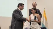 Estudiante recibe condecoración Cruz San Pedro Claver de manos del rector Vicente Durán, SJ