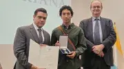 Jacobo Robayo, condecorado con la Cruz San Pedro Claver junto al rector Vicente Durán, SJ y el secretario general Pablo R. Vernaza