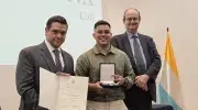 Sergio Tello, condecorado con la Cruz San Pedro Claver junto al rector Vicente Durán, SJ y el secretario general Pablo R. Vernaza