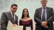 Valentina Castro, condecorada con la Cruz San Pedro Claver junto al rector Vicente Durán, SJ y el secretario general Pablo R. Vernaza