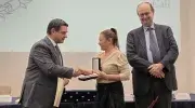 Madre de condecorado que se encuentra en intercambio, recibe condecoración Cruz San Pedro Claver de manos del rector Vicente Durán, SJ y del secretario general Pablo R. Vernaza