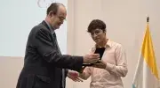 Estudiante recibe condecoración Cruz San Pedro Claver de manos del rector Vicente Durán, SJ
