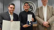 Kevin Delacruz, condecorado con la Cruz San Pedro Claver junto al rector Vicente Durán, SJ y el secretario general Pablo R. Vernaza