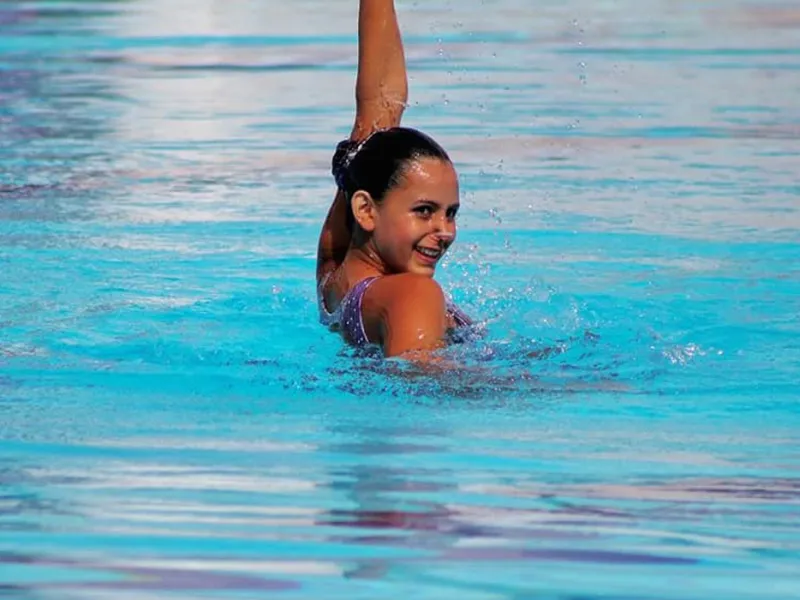 Estudiante de Administración de Empresas se coronó campeona en natación artística en el Suramericano de Deportes Acuáticos 2021