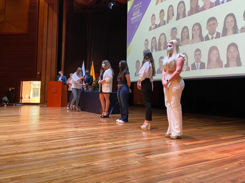 Estudiantes de Negocios Internacionales vivieron una emotiva Ceremonia de Conexión