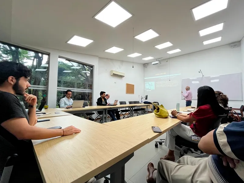 El doctor Hernán Jaramillo Salazar dictando charla en la Javeriana Cali