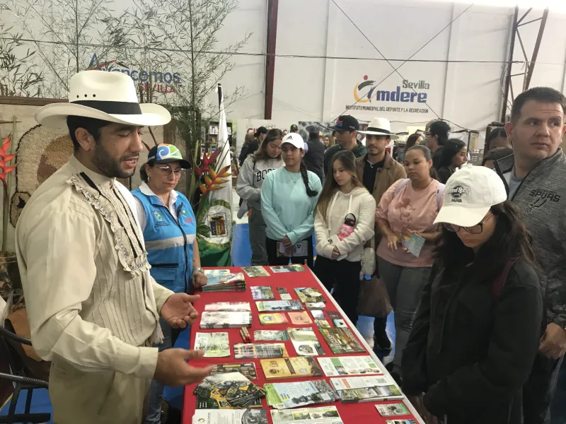 studiantes de Turismo aprenden de Marketing Turístico y Gastronómico en recorrido por Sevilla, Valle studiantes de Turismo aprenden de Marketing Turístico y Gastronómico en recorrido por Sevilla, Valle