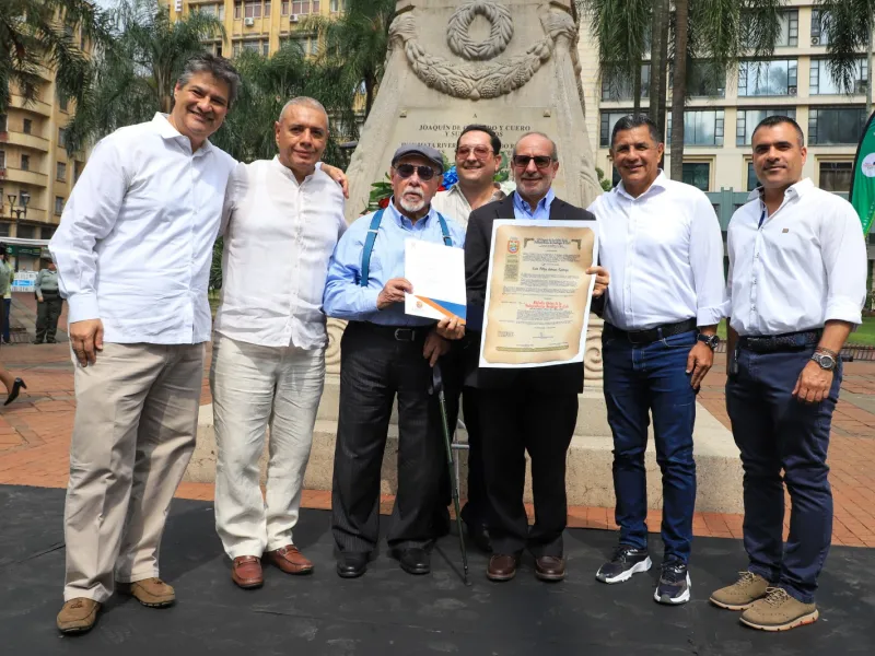 Concejo de la Orden de la Independencia condecoró a Luis Felipe Gómez, S.J.