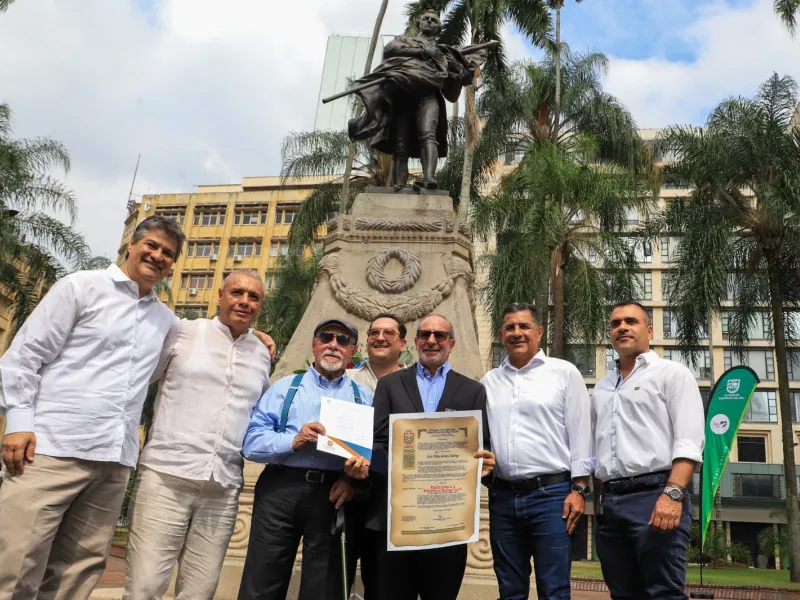 Concejo de la Orden de la Independencia condecoró a Luis Felipe Gómez, S.J.