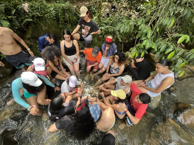 Jóvenes siguen las Huellas del Primer Caminante en Javeriana Cali Jóvenes siguen las Huellas del Primer Caminante en Javeriana Cali