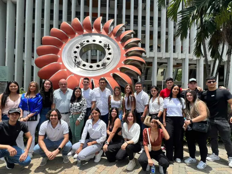 Estudiantes de Administración de Empresas realizaron visita académica a Medellín y Ruta N Estudiantes de Administración de Empresas realizaron visita académica a Medellín y Ruta N