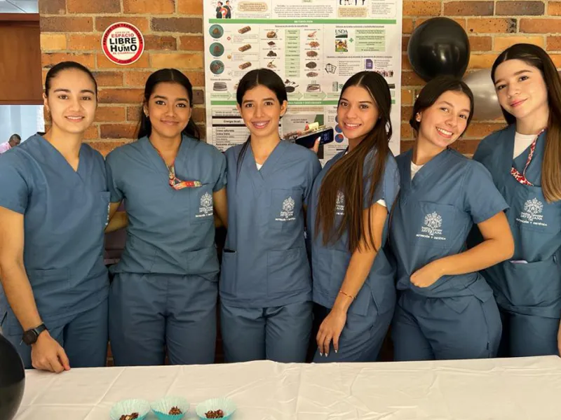 Estudiantes de Nutrición y Dietética sorprendieron con sus propuestas alimentarias en el Encuentro de Trabajos Finales Estudiantes de Nutrición y Dietética sorprendieron con sus propuestas alimentarias en el Encuentro de Trabajos Finales